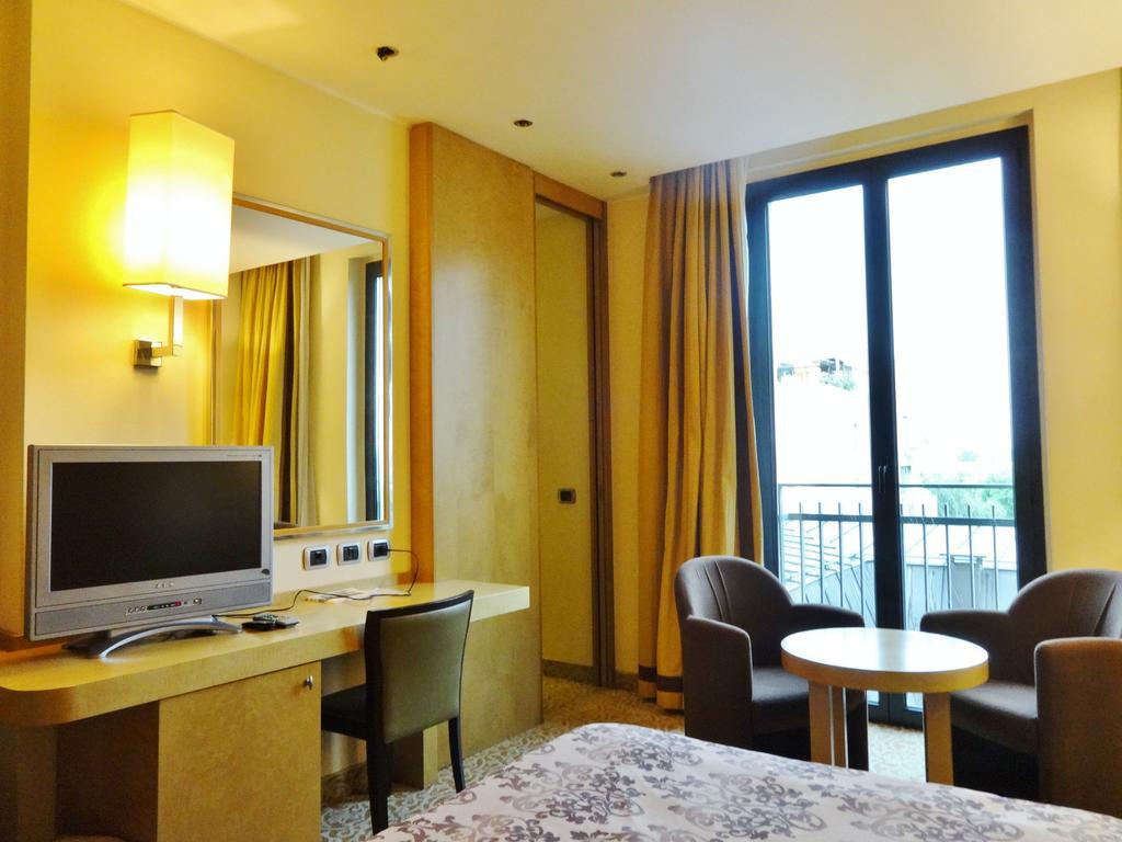 Hotel Tiffany Milano Trezzano sul Naviglio Exterior photo
