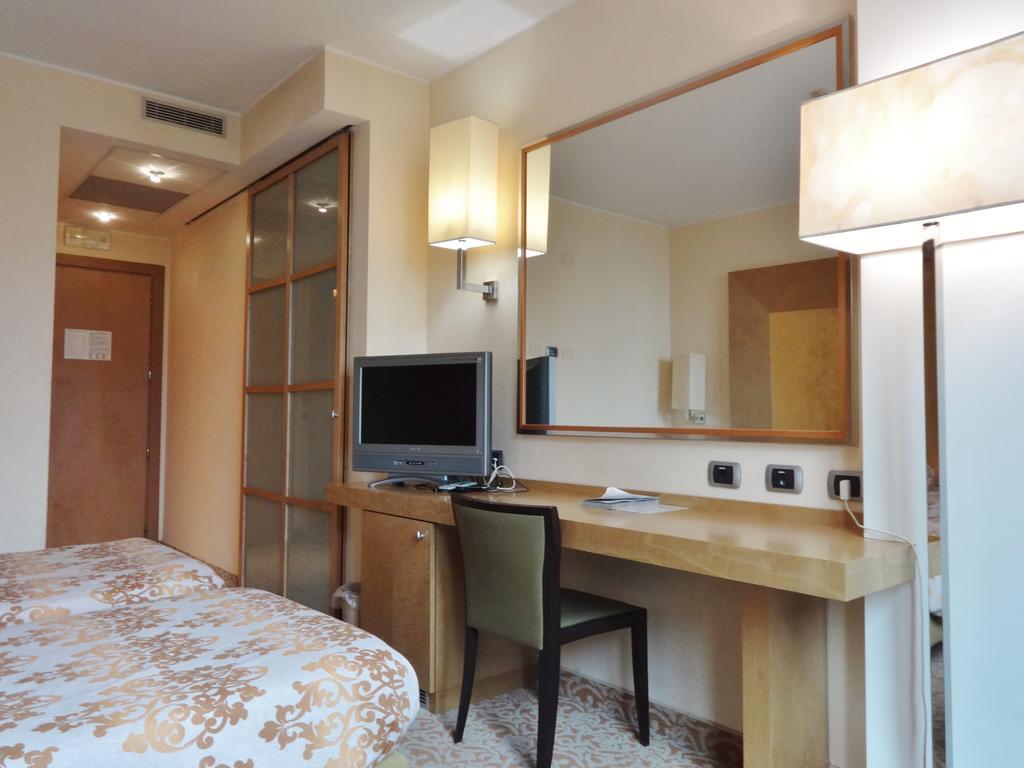 Hotel Tiffany Milano Trezzano sul Naviglio Exterior photo