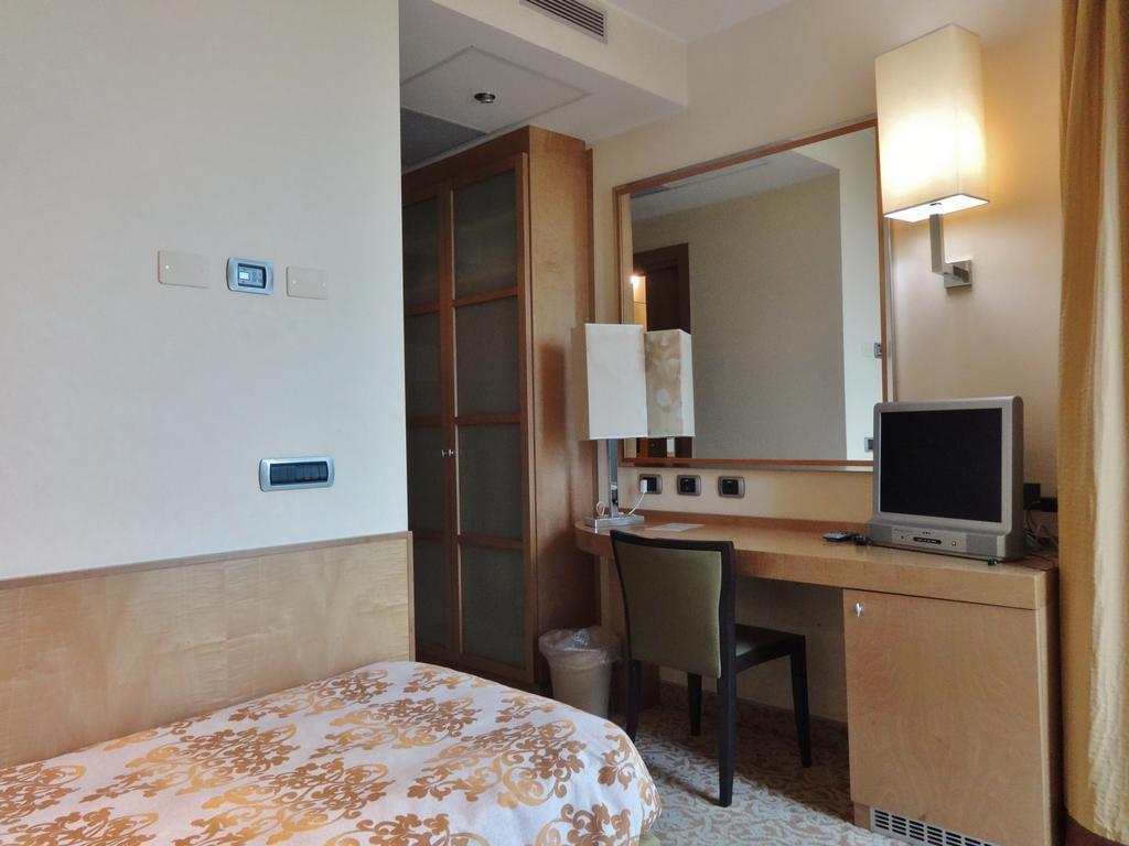 Hotel Tiffany Milano Trezzano sul Naviglio Exterior photo