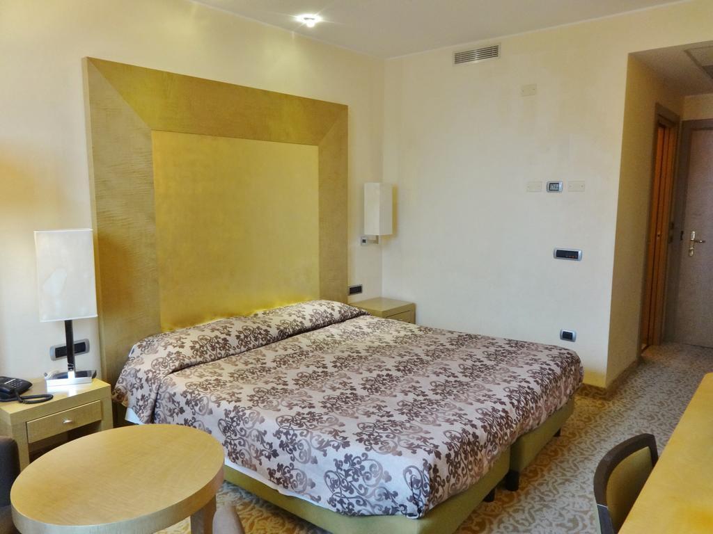 Hotel Tiffany Milano Trezzano sul Naviglio Exterior photo